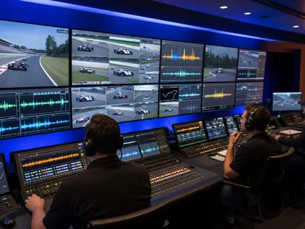 Liberty Media Corp. (US5312298541) betreibt Rundfunk-Regieraum mit Monitoren für Motorsport-Übertragungen und Audiowellen - Foto: THN