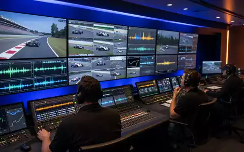 Liberty Media Corp. (US5312298541) betreibt Rundfunk-Regieraum mit Monitoren für Motorsport-Übertragungen und Audiowellen - Foto: THN