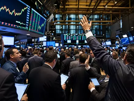 Boersen-Editorial zeigt fuer Leidos Holdings ISIN US5253271028 belebten Handelssaal an New Yorker Boerse mit Kurscharts - Foto: THN