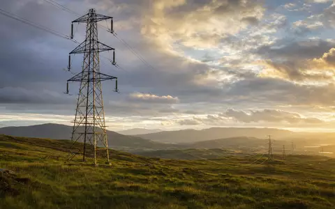 SSE plc (ISIN GB0007908733) betreibt Stromnetze in Schottland mit markanten Freileitungsmasten in Hügellandschaft - Foto: THN