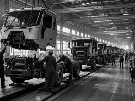 Volvo AB (SE0000115446) fertigt Lastwagenkabinen in modernem Montagewerk mit erfahrenen Fabrikarbeitern täglich - Foto: THN