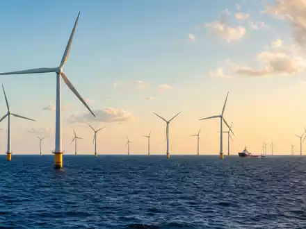 Vestas Wind Systems A/S (DK0010268606) betreibt Offshore-Windparks, hier ein fotorealistischer Windturbinen-Park im Meer - Foto: THN