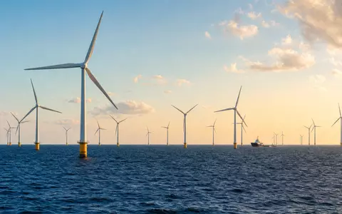 Vestas Wind Systems A/S (DK0010268606) betreibt Offshore-Windparks, hier ein fotorealistischer Windturbinen-Park im Meer - Foto: THN
