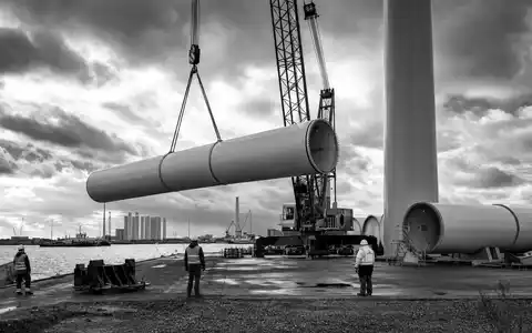 Vestas Wind Systems A/S (DK0010268606) fertigt Turbinenkomponenten, dokumentarische Schwarzweiß-Reportage zeigt Montage großer Bauteile am Hafen - Foto: THN