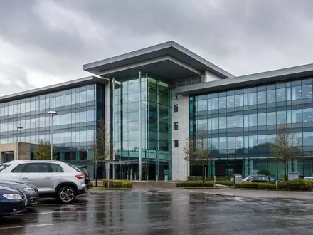 Admiral Group plc (ISIN GB00B02J6398) betreibt moderne Bürostandorte für ihr Kfz-Versicherungsgeschäft in Cardiff - Foto: THN