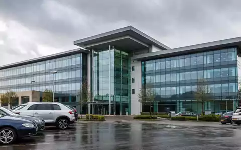 Admiral Group plc (ISIN GB00B02J6398) betreibt moderne Bürostandorte für ihr Kfz-Versicherungsgeschäft in Cardiff - Foto: THN