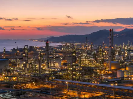 Repsol S.A. (ISIN ES0173516115) betreibt große Raffinerien und petrochemische Anlagen an der spanischen Küste effizient - Foto: THN