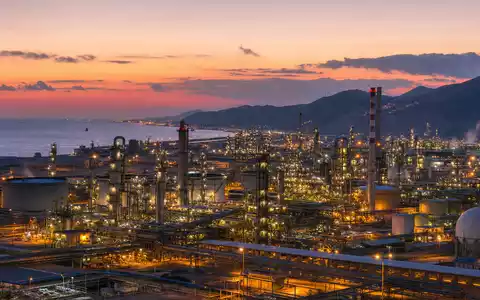 Repsol S.A. (ISIN ES0173516115) betreibt große Raffinerien und petrochemische Anlagen an der spanischen Küste effizient - Foto: THN
