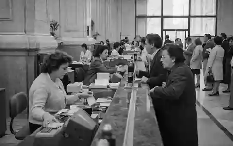 SchwarzweiĂ-Reportage dokumentiert historischen Bankschalter, passend zu CaixaBank S.A. (ISIN ES0140609019) und ihrer langen Banktradition - Foto: THN