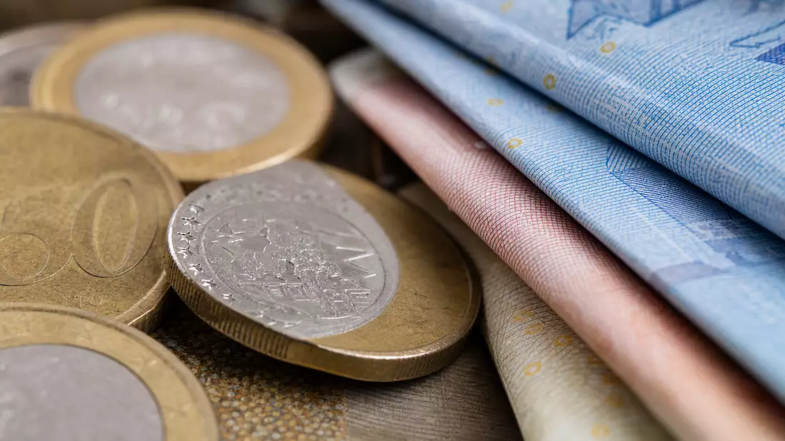 Makroaufnahme von Euro-Münzen und Banknoten mit feiner Texturdetail