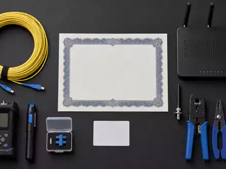 Flatlay mit Aktienzertifikat, ISIN-Karte und Netzwerktechnik symbolisiert Cellnex Telecom S.A., ISIN ES0105066007 - Foto: THN