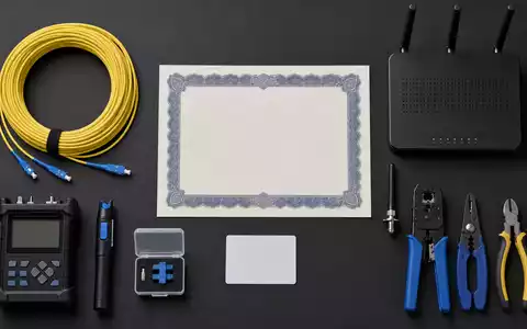 Flatlay mit Aktienzertifikat, ISIN-Karte und Netzwerktechnik symbolisiert Cellnex Telecom S.A., ISIN ES0105066007 - Foto: THN