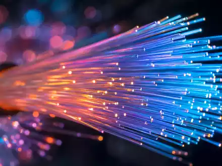 Telefónica S.A. (ISIN ES0178430E18) nutzt Glasfasertechnologie, hier als leuchtende Makroaufnahme von Lichtwellenleitern im Detail gezeigt - Foto: THN