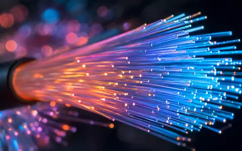 Telefónica S.A. (ISIN ES0178430E18) nutzt Glasfasertechnologie, hier als leuchtende Makroaufnahme von Lichtwellenleitern im Detail gezeigt - Foto: THN
