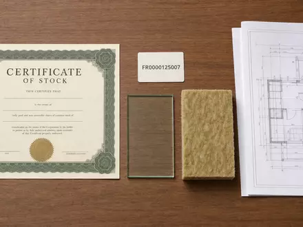 Compagnie de Saint-Gobain S.A. (FR0000125007) verbindet Finanzwelt und Baustoffe in diesem Flatlay mit Materialproben - Foto: THN