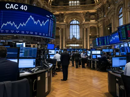 Compagnie de Saint-Gobain S.A. (FR0000125007) ist im CAC 40 gelistet, symbolisiert durch diese Pariser Börsenhandelsraum-Szene - Foto: THN