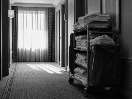 SchwarzweiĂ-Reportagefoto eines Hotelflurs zeigt das KerngeschĂ€ft von Accor S.A., ISIN FR0000120404, dokumentarisch und authentisch - Foto: THN