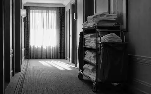 Schwarzweiß-Reportagefoto eines Hotelflurs zeigt das Kerngeschäft von Accor S.A., ISIN FR0000120404, dokumentarisch und authentisch - Foto: THN