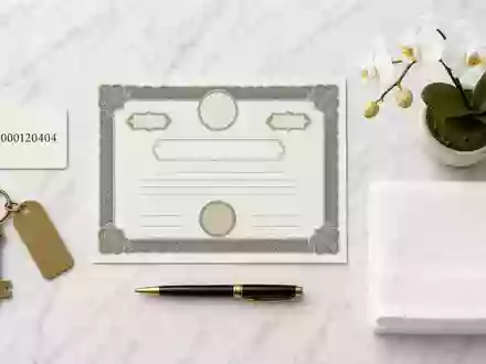 Flatlay-Arrangement mit Aktienzertifikat und ISIN-Karte reprÀsentiert die Aktie von Accor S.A., Kennung FR0000120404, stilvoll inszeniert - Foto: THN