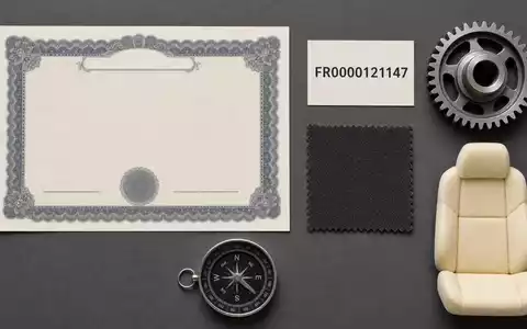 Flatlay-Arrangement mit ISIN-Karte FR0000121147 und Sitzstoffmuster symbolisiert Forvia SE als führenden Automobilzulieferer weltweit - Foto: THN