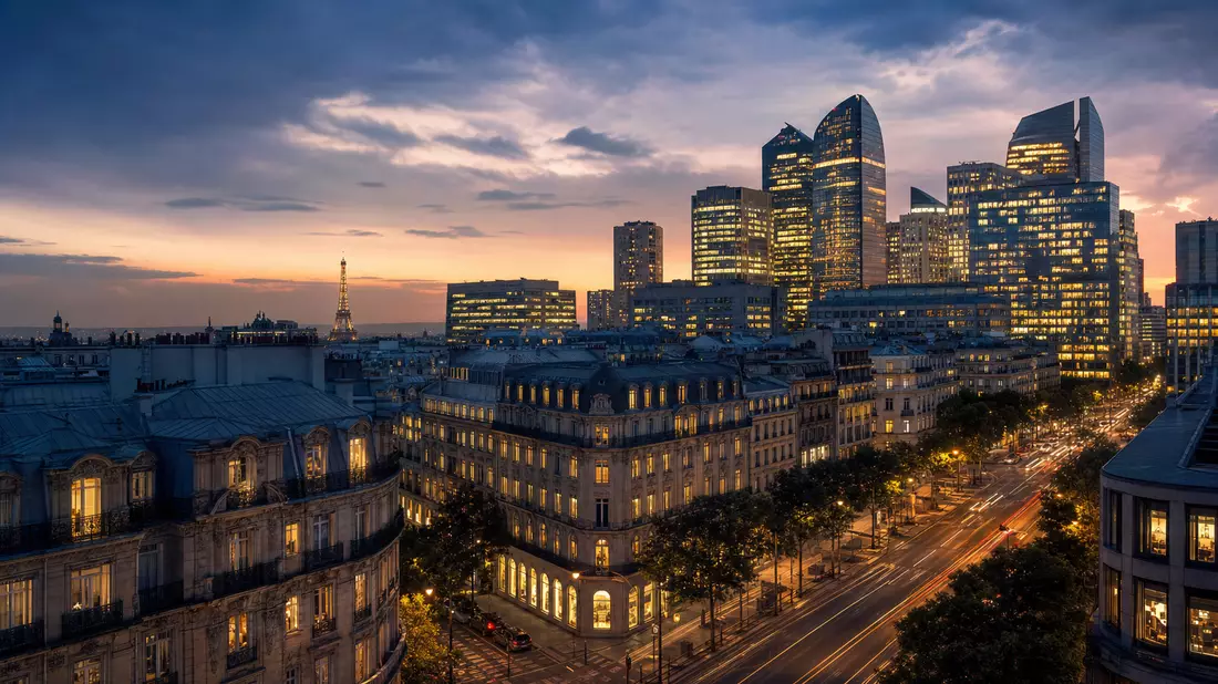 Fotorealistische Abendansicht der Pariser Skyline mit beleuchteten Bürotürmen und Eiffelturm