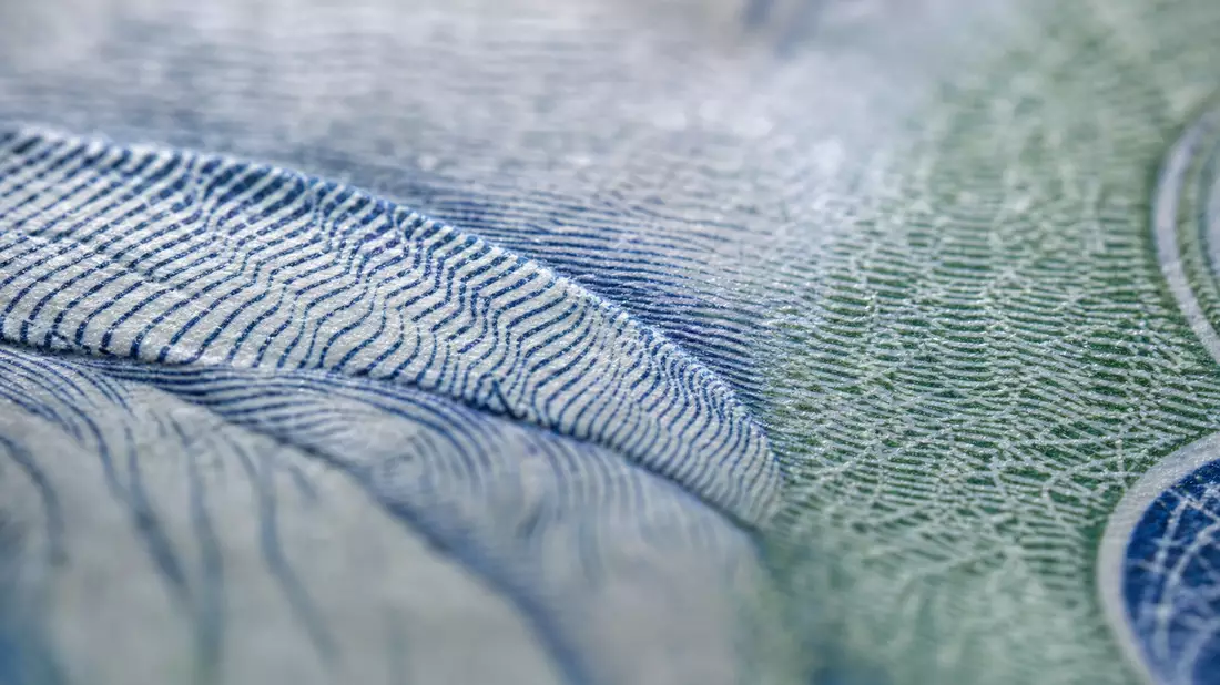 Extreme Makroaufnahme feiner Banknotenlinien und Papiertextur in Blau- und Grüntönen