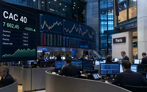 Bouygues S.A. FR0000120503 begleitet dramatisches Börsen-Editorial vom Trading-Floor in Paris mit großer CAC 40 Kurstafel - Foto: THN