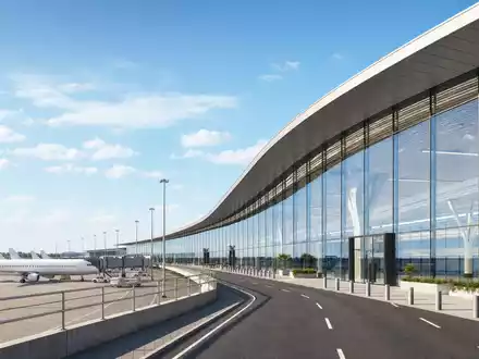 Architektur-Render zeigt modernes Flughafenterminal mit Flugzeug am Gate, easyJet plc, ISIN GB00B7KR2P84, Low-Cost-Airline-Infrastruktur - Foto: THN