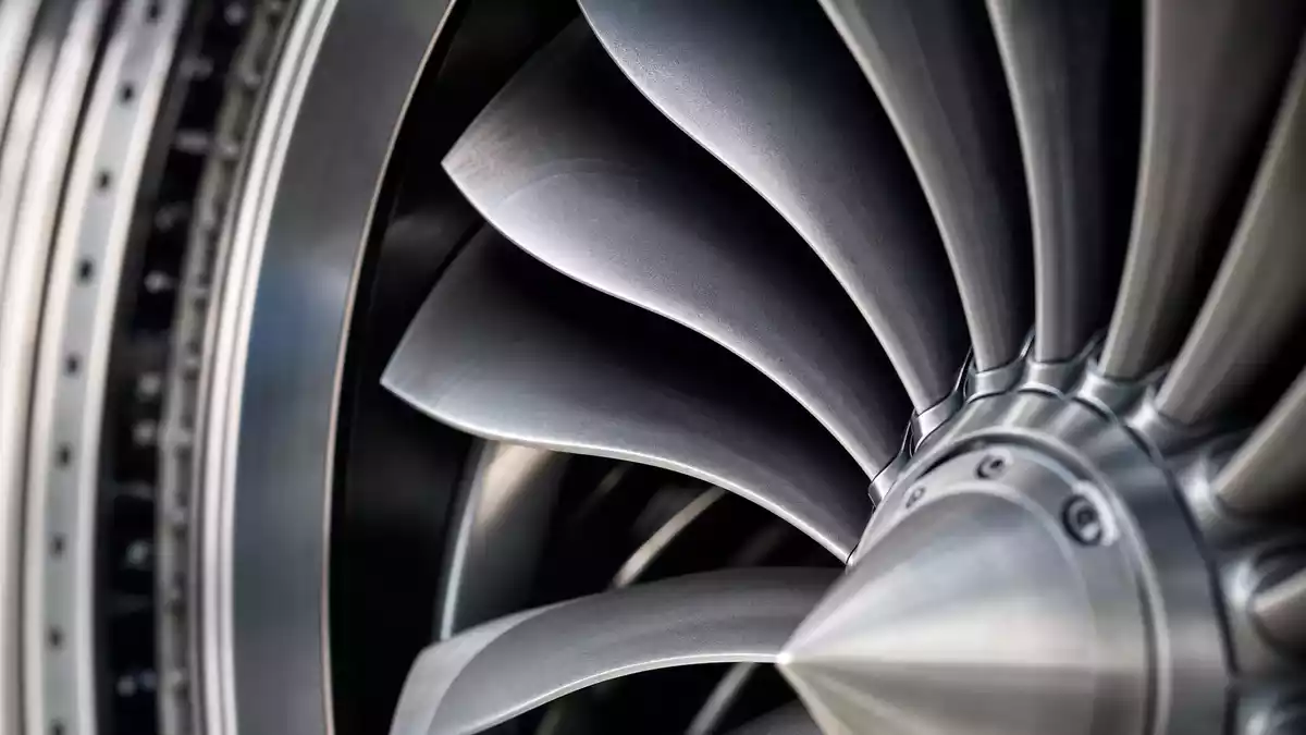 Extreme Nahaufnahme metallischer Turbinenschaufeln eines Flugzeugtriebwerks