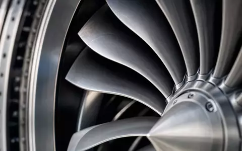 Makroaufnahme von Turbinenschaufeln eines Flugzeugtriebwerks veranschaulicht die Technik von easyJet plc, ISIN GB00B7KR2P84, Low-Cost-Airline - Foto: THN