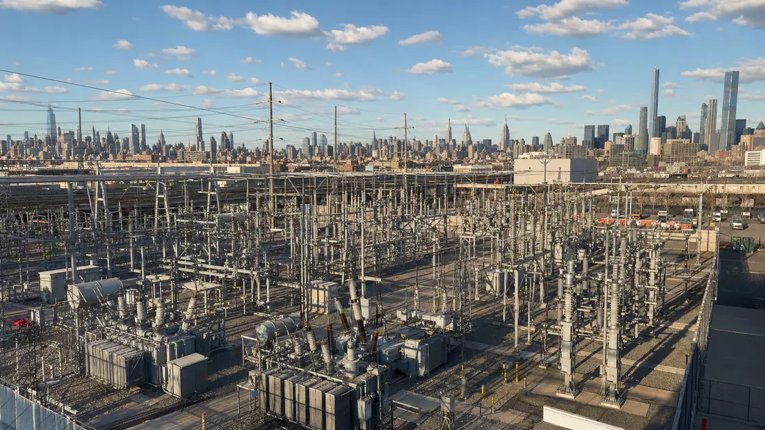 Fotorealistisches Umspannwerk mit NYC-Skyline im Hintergrund, Hochspannungsanlagen