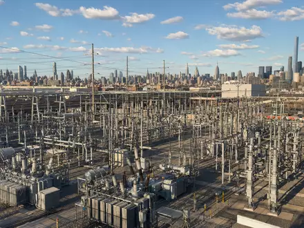 Consolidated Edison Umspannwerk New York City Luftaufnahme Hochspannung Transformatoren Infrastruktur NYSE US2091151041 - Foto: THN