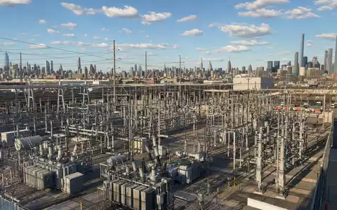 Consolidated Edison Umspannwerk New York City Luftaufnahme Hochspannung Transformatoren Infrastruktur NYSE US2091151041 - Foto: THN