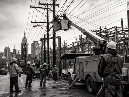 Consolidated Edison Monteure Stromleitung Reparatur New York City dokumentarisch Schwarzweiß Reportage US2091151041 - Foto: THN