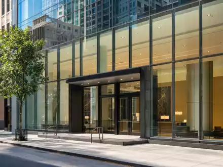 Comerica Inc. zeigt ein modernes Bankgebäude mit Glasfassade in der US2003401070 Innenstadt - Foto: THN