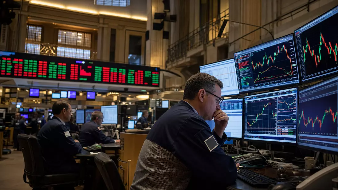 NYSE-Trading-Floor Händler an Monitoren mit Bank-Sektor-Charts, Börsen-Editorial