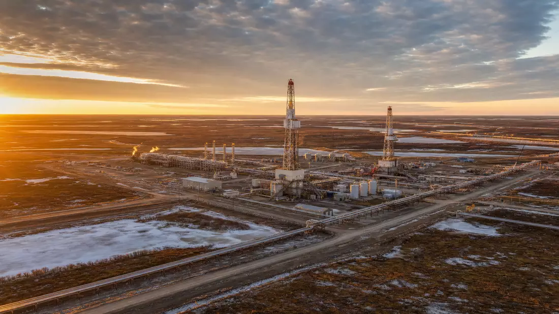 Luftaufnahme einer Ölförderanlage in der Tundra bei Sonnenuntergang