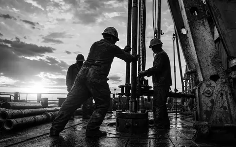 ConocoPhillips Bohrarbeiter auf der Plattform in dokumentarischer Schwarz Weiß Reportage, Aktie US20825C1045 - Foto: THN