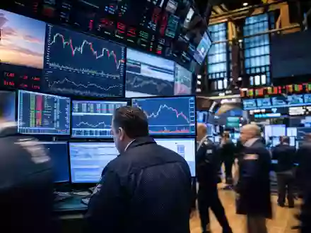 ConocoPhillips Aktie US20825C1045 auf dem NYSE Börsensaal mit Energie Sektor Charts auf Bildschirmen - Foto: THN