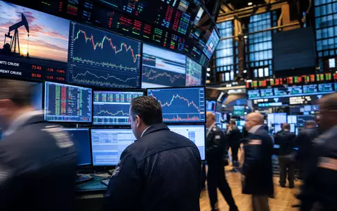 ConocoPhillips Aktie US20825C1045 auf dem NYSE Börsensaal mit Energie Sektor Charts auf Bildschirmen - Foto: THN