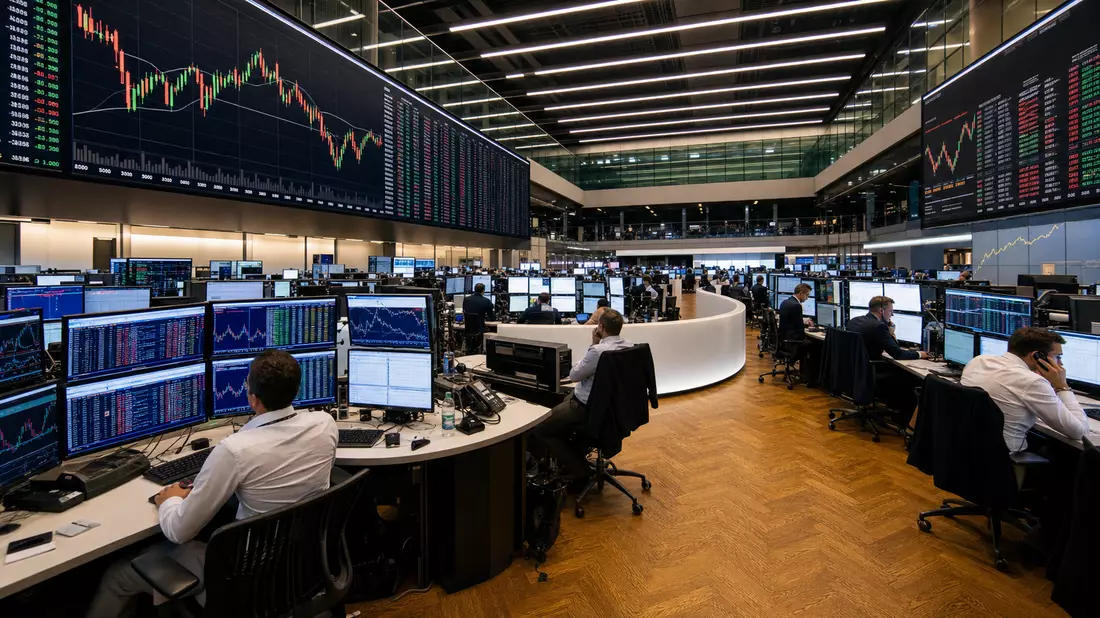 Frankfurter Börse Trading Floor mit TecDAX-Charts und Händlern an Bildschirmen