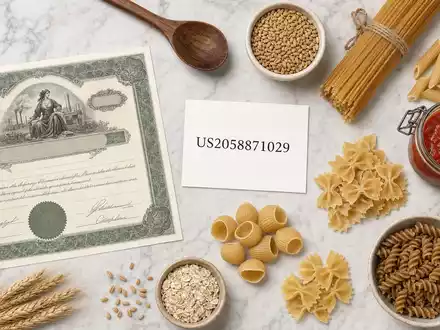 Conagra Brands US2058871029 Flatlay Arrangement mit Aktien Zertifikat ISIN Karte Nudeln und branchentypischen Lebensmittel Utensilien - Foto: THN