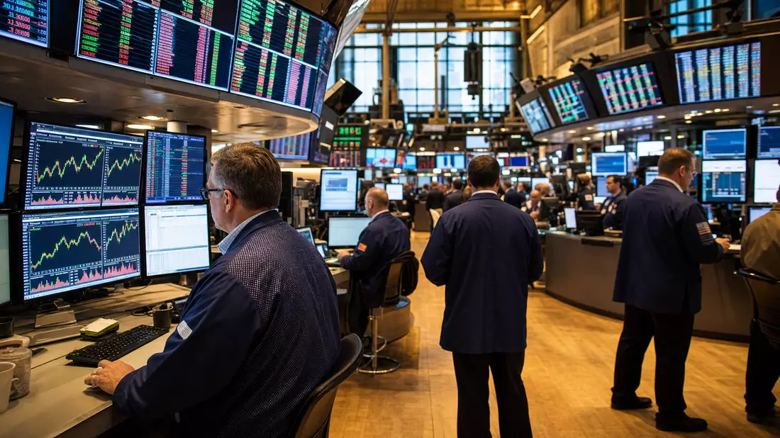 Börsen-Editorial des NYSE Trading Floors mit Händlern an Monitoren und Kursanzeigen