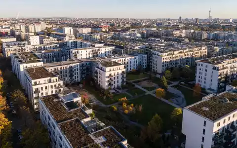 Grand City Properties LU0775917882 zeigt modernes Mehrfamilienhaus-Ensemble aus der Vogelperspektive in deutscher GroĂstadt - Foto: THN