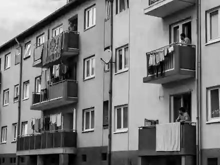 Grand City Properties LU0775917882 dokumentiert urbanes Wohnen in schwarz-weißer Reportage-Fotografie mit Balkonen und Mietern - Foto: THN