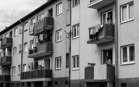 Grand City Properties LU0775917882 dokumentiert urbanes Wohnen in schwarz-weißer Reportage-Fotografie mit Balkonen und Mietern - Foto: THN
