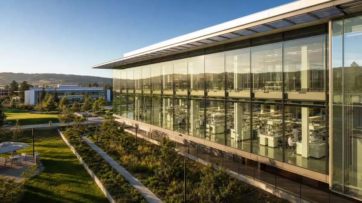 Photorealistischer Biotech-Campus von Gilead Sciences mit Glaslabor und Wissenschaftlern