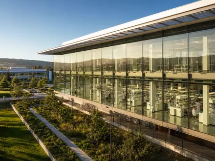 Gilead Sciences Forschungscampus mit ISIN US3755581036 modernes Biopharma-Labor Kalifornien Glasfassade Wissenschaftler arbeiten - Foto: THN