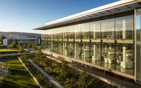 Gilead Sciences Forschungscampus mit ISIN US3755581036 modernes Biopharma-Labor Kalifornien Glasfassade Wissenschaftler arbeiten - Foto: THN