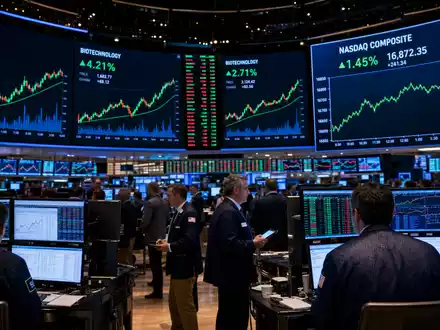Gilead Sciences NASDAQ Handelssaal ISIN US3755581036 Biotech-Sektor grüne Kerzencharts Trader digitale Bildschirme - Foto: THN